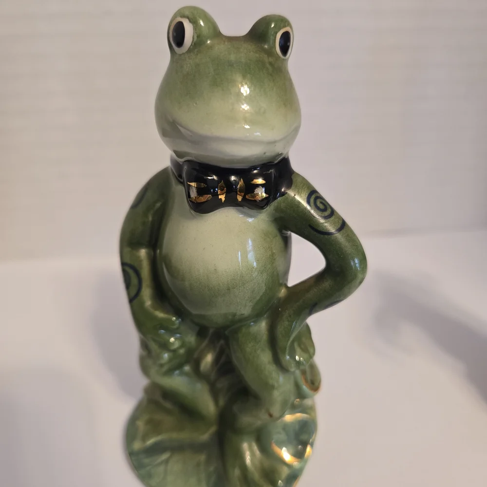 Appletree Desing. Alfrogo & Frogalina A Salt & Pepper Shaker Couple.